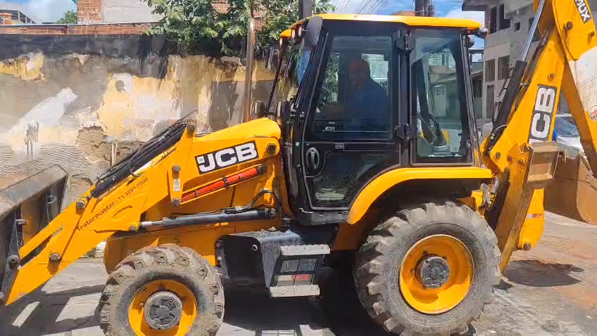 Prefeitura de Itabuna faz a demolição de parte de imóvel abandonado que ruiu no Conceição