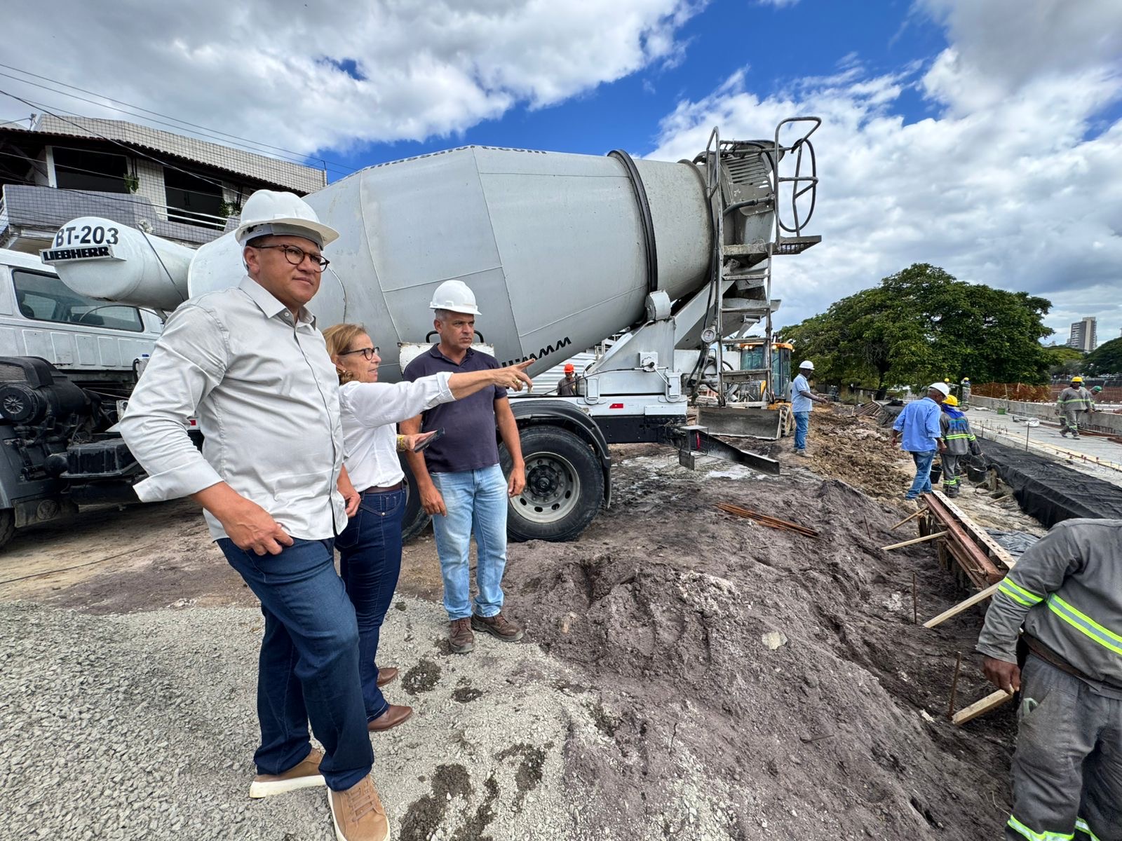 Prefeito Augusto Castro vistoria as obras da nova ponte sobre o Rio Cachoeira, onde a colocação das lajes está em fase avançada