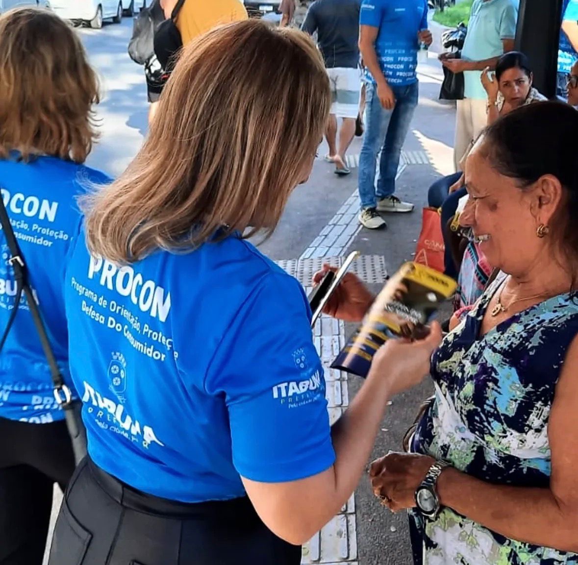 PROCON Itabuna promove ação educativa e de orientação a consumidores e fornecedores em referência ao Dia dos Namorados