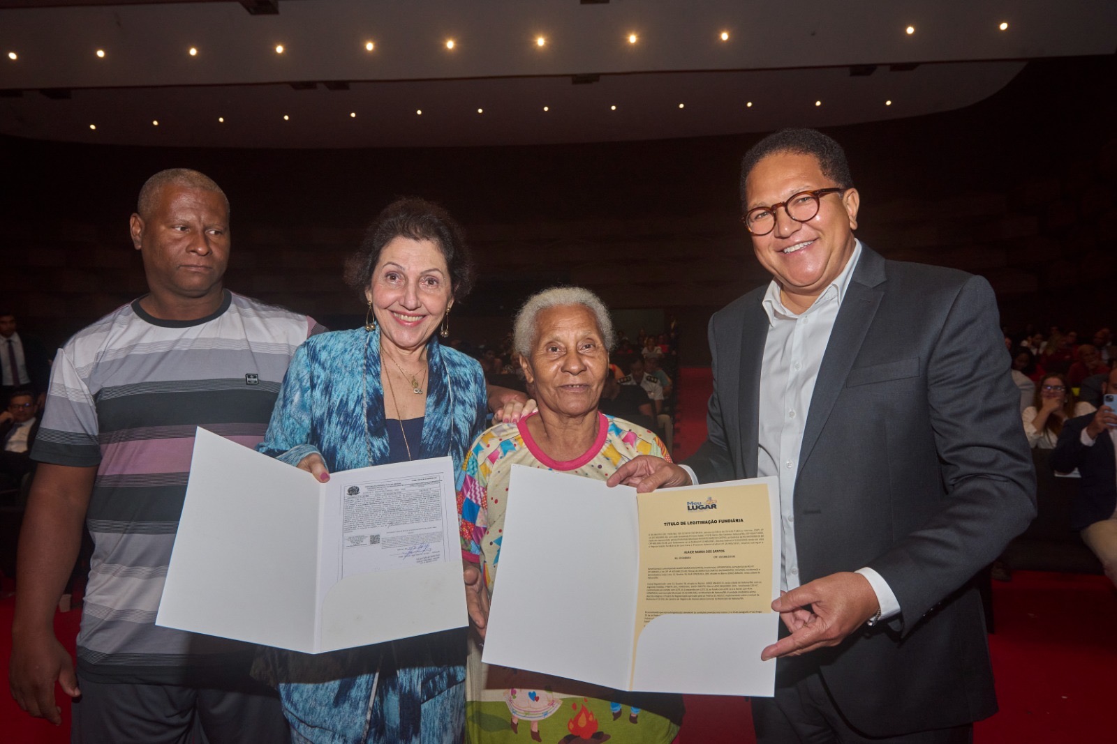 Prefeito Augusto Castro entrega títulos de Regularização Fundiária Meu Lugar com o presidente José Edivaldo Rocha Rotondano e desembargadores do TJBA
