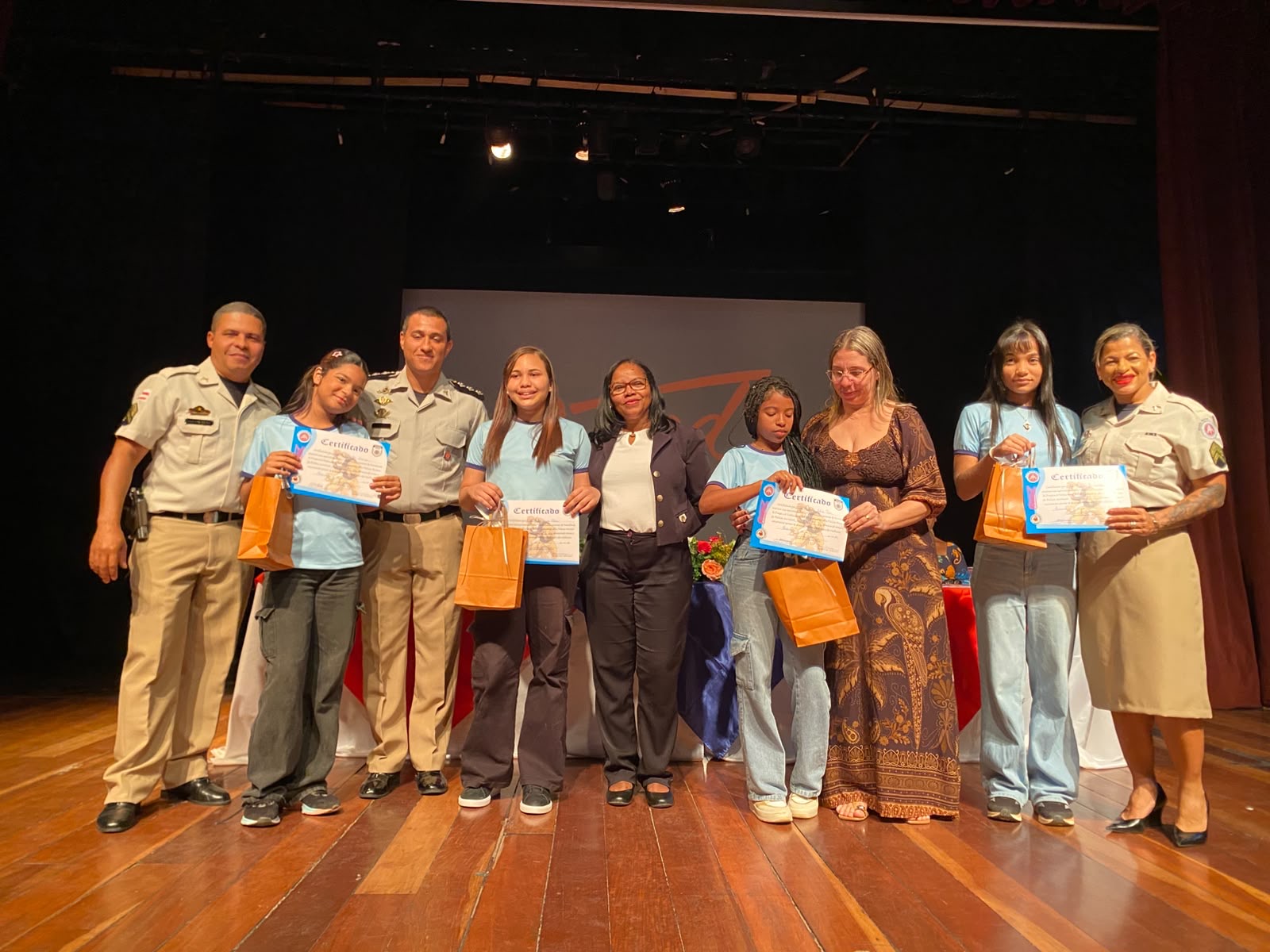 Alunos da rede municipal participam de formatura do Programa Educacional de Resistência às Drogas