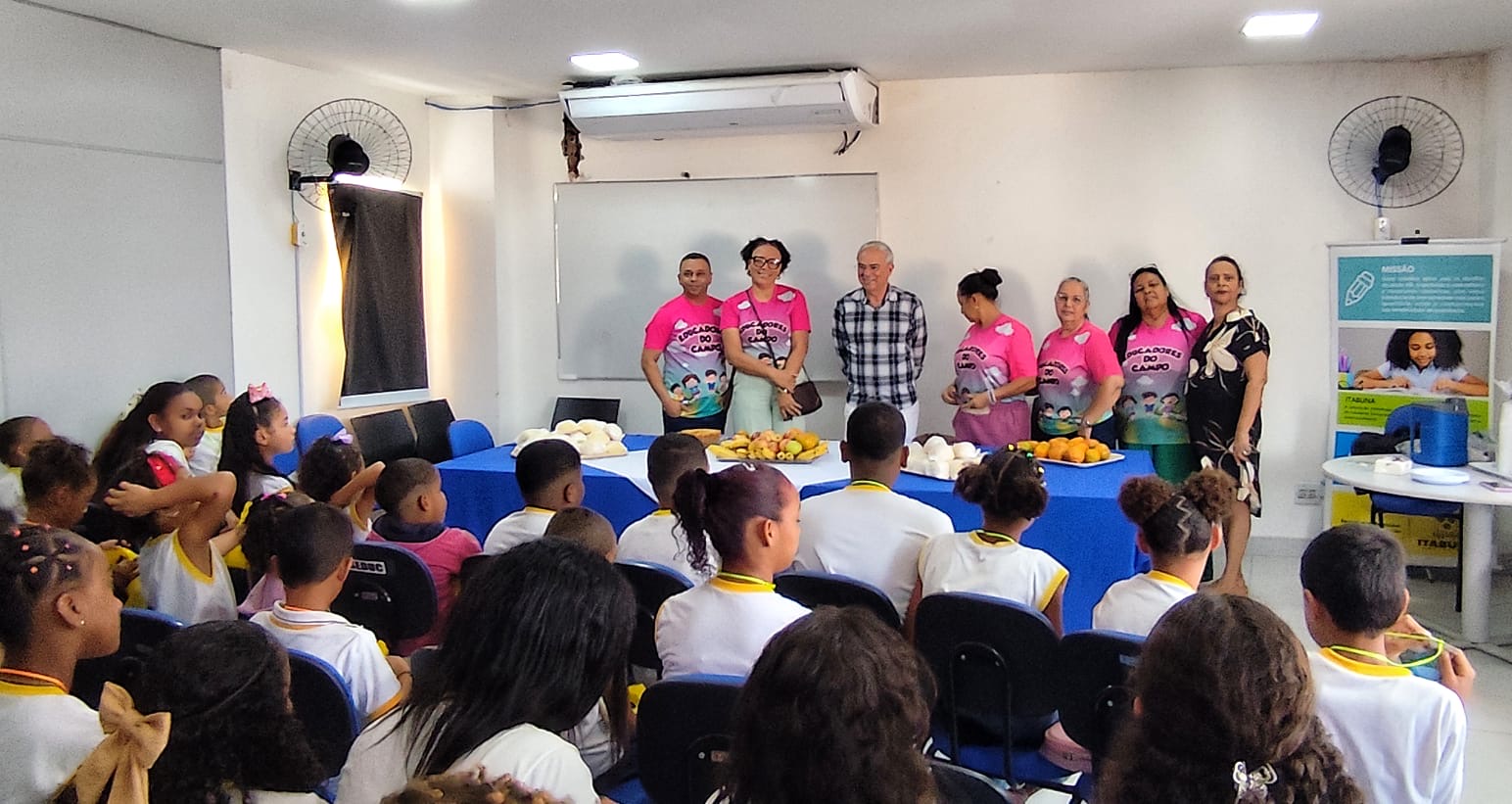 Estudantes da zona rural de Itabuna fazem visita pedagógica à Secretaria da Educação
