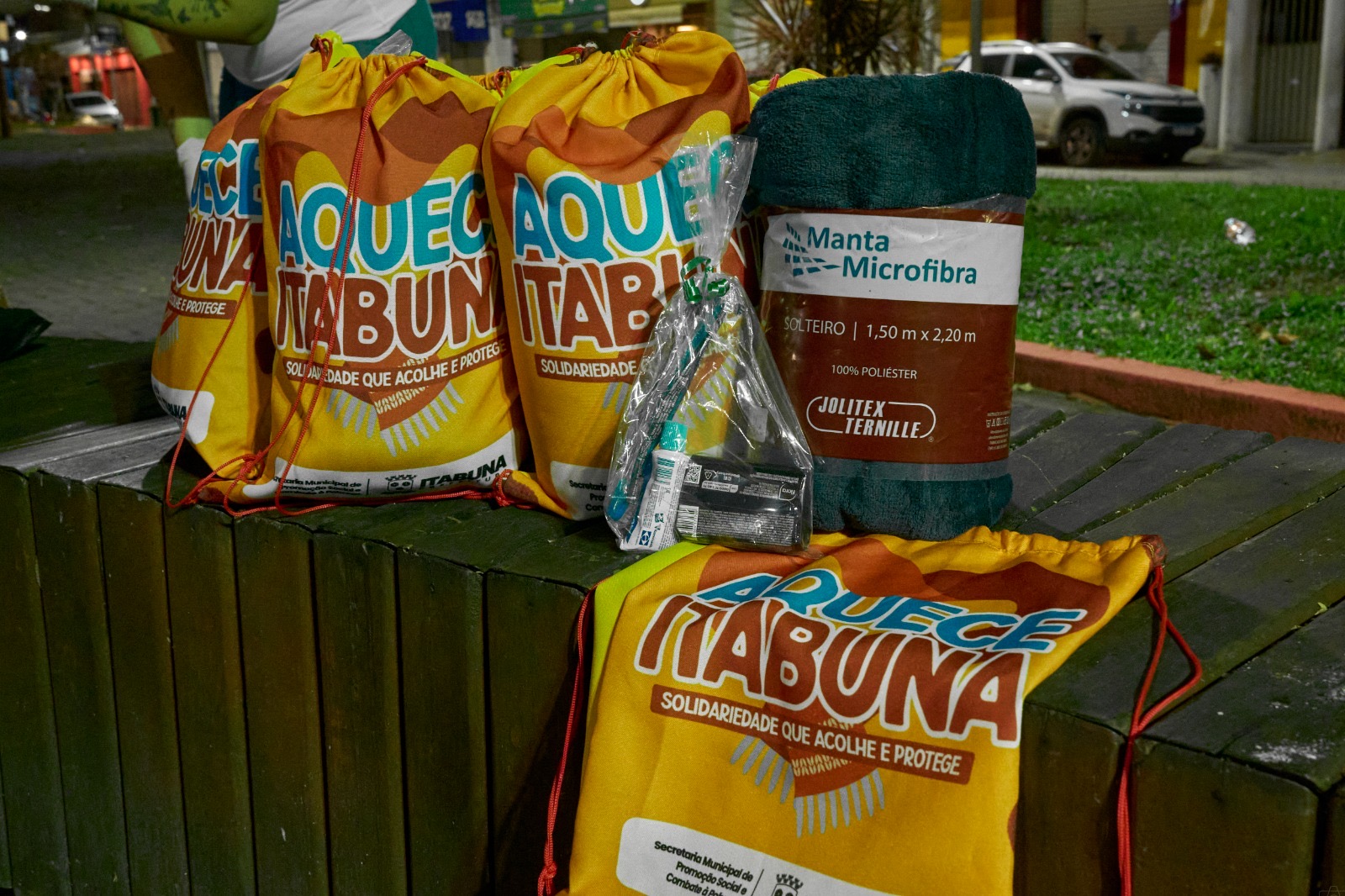 Moradores de rua receberam cobertores distribuídos pela Prefeitura de Itabuna
